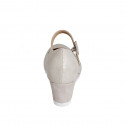 Escarpin pour femmes avec courroie et semelle amovible en daim beige laminé platine talon compensé 6 - Pointures disponibles:  42, 43, 44, 45, 46