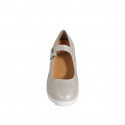 Escarpin pour femmes avec courroie et semelle amovible en daim beige laminé platine talon compensé 6 - Pointures disponibles:  42, 43, 44, 45, 46