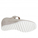 Escarpin pour femmes avec courroie et semelle amovible en daim beige laminé platine talon compensé 6 - Pointures disponibles:  42, 43, 44, 45, 46