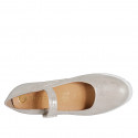 Escarpin pour femmes avec courroie et semelle amovible en daim beige laminé platine talon compensé 6 - Pointures disponibles:  42, 43, 44, 45, 46