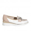 Mocassin pour femmes avec accessoire en cuir blanc, nue et imprimé multicouleur talon compensé 4 - Pointures disponibles:  32, 35, 42, 44, 45, 46