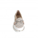 Mocassin pour femmes avec accessoire en cuir blanc, nue et imprimé multicouleur talon compensé 4 - Pointures disponibles:  32, 35, 42, 44, 45, 46