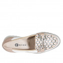 Mocassin pour femmes avec accessoire en cuir blanc, nue et imprimé multicouleur talon compensé 4 - Pointures disponibles:  32, 35, 42, 44, 45, 46