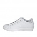Scarpa stringata da donna con plantare estraibile e cerniera in pelle bianca e laminata argento zeppa 3 - Misure disponibili: 44, 46