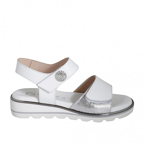 Sandale pour femmes avec fermeture velcro et bouton en cuir blanc et cuir imprimé argent talon compensé 3 - Pointures disponibles:  32