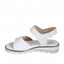 Sandale pour femmes avec fermeture velcro et bouton en cuir blanc et cuir imprimé argent talon compensé 3 - Pointures disponibles:  32
