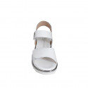 Sandale pour femmes avec fermeture velcro et bouton en cuir blanc et cuir imprimé argent talon compensé 3 - Pointures disponibles:  32