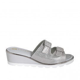 Sabot da donna con fibbie regolabili in camoscio stampato laminato argento zeppa 4 - Misure disponibili: 33, 34, 35