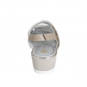 Mule pour femmes en cuir beige et daim beige imprimé laminé platine avec fermeture velcro et talon compensé 4 - Pointures disponibles:  32, 35, 44