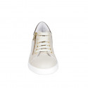 Chaussure à lacets avec semelle amovible et fermeture éclair en cuir beige et lamé bronze et tissu lamé platine talon compensé 2 - Pointures disponibles:  32, 33, 35
