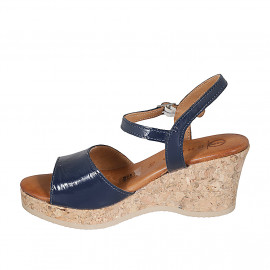 Sandale pour femmes en cuir verni bleu avec courroie, plateforme et talon compensé 7 - Pointures disponibles:  35 2