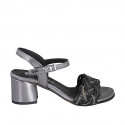 Sandale pour femmes en cuir lamé gris acier et rafia noir avec courroie à la cheville et strass talon 5 - Pointures disponibles:  42, 45