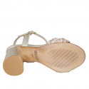 Sandalo da donna in pelle laminata platino e rafia beige con cinturino alla caviglia e strass tacco 7 - Misure disponibili: 45