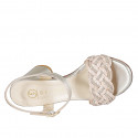 Sandalo da donna in pelle laminata platino e rafia beige con cinturino alla caviglia e strass tacco 7 - Misure disponibili: 45