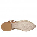 Slingback in rafia intrecciata con motivo geometrico beige, bianco e oro e pelle color cuoio tacco 2 - Misure disponibili: 32, 33, 35, 42, 43