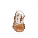 Slingback avec bout rondu et accessoire pour femmes en cuir cognac talon 4 - Pointures disponibles:  32, 33, 34, 35, 42, 43, 44