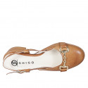 Slingback avec bout rondu et accessoire pour femmes en cuir cognac talon 4 - Pointures disponibles:  32, 33, 34, 35, 42, 43, 44