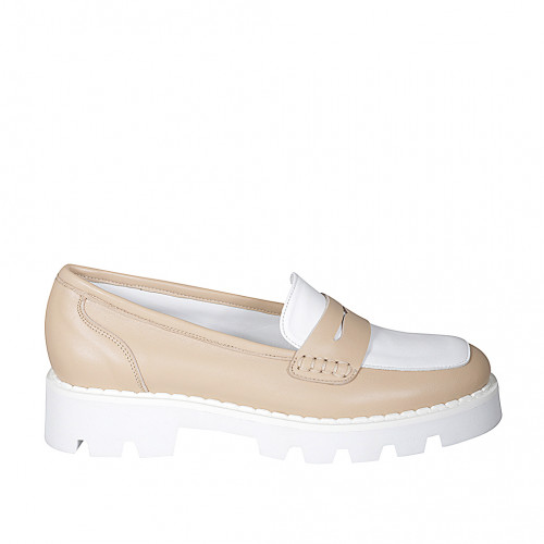 Woman's moccasin shoe in beige and...