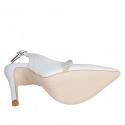 Slingback à bout pour femmes avec courroie et strass en cuir blanc talon 9 - Pointures disponibles:  35