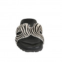 Mule ouvert pour femmes en cuir noir et cuir de veau avec fourrure rayée blanc et noir talon compensé 2 - Pointures disponibles:  33, 34, 43, 44