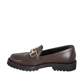 Mocassin pour femmes avec accessoire métallique en cuir marron foncé talon 3 - Pointures disponibles:  33, 45, 46 2