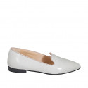 Mocassino a punta da donna in vernice grigio chiaro e bordi in camoscio tacco 2 - Misure disponibili: 33, 34, 35, 42, 44, 45, 46