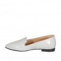 Mocassino a punta da donna in vernice grigio chiaro e bordi in camoscio tacco 2 - Misure disponibili: 33, 34, 35, 42, 44, 45, 46