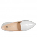 Mocassino a punta da donna in vernice grigio chiaro e bordi in camoscio tacco 2 - Misure disponibili: 33, 34, 35, 42, 44, 45, 46