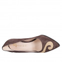 Zapato de salon a punta para mujer en gamuza marron y beis arena tacon carrete 8 - Tallas disponibles:  33, 35, 42