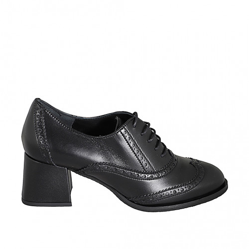 Woman's laced Oxford shoe in black...