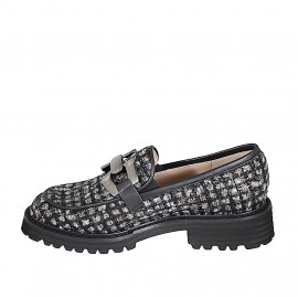 Mocassino da donna con accessorio metallico in tessuto bouclé nero, bianco e platino e pelle nera tacco 3 - Misure disponibili: 32, 33, 35, 42, 45, 46 2