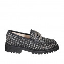 Mocassin pour femmes avec accessoire métallique en tissu bouclé noir, blanc et platine et cuir noir talon 3 - Pointures disponibles:  32, 33, 35, 42, 45, 46