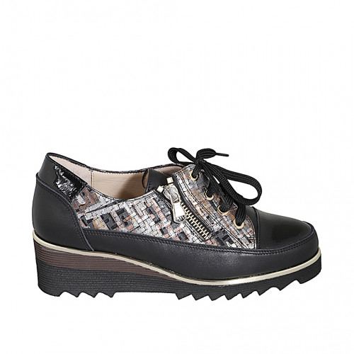 Chaussure pour femmes à lacets avec fermeture éclair en cuir et cuir verni noir avec imprimé multicouleur talon compensé 4 - Pointures disponibles:  32, 33, 35