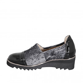 Scarpa accollata da donna con bottone in velluto elasticizzato grigio e vernice nera zeppa 4 - Misure disponibili: 32, 33, 34, 35 2
