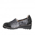 Zapato cerrado para mujer con boton en terciopelo elastico gris y charol negro cuña 4 - Tallas disponibles:  32, 33, 34, 35