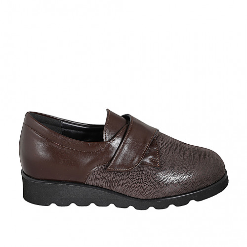Zapato cerrado para mujer con velcro y plantilla extraíble en piel y piel elástica estampada color marrón oscuro cuña 3 - Tallas disponibles:  32, 35, 42, 45, 46