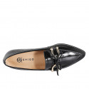 Mocassino a punta da donna in vernice nera con accessorio e fiocco tacco 2 - Misure disponibili: 33, 35, 42, 43, 44