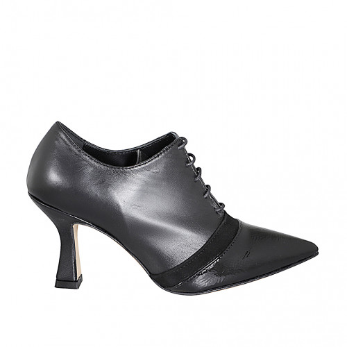 Woman's pointy laced shoe in black...