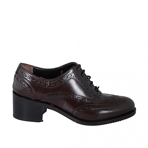 Woman's laced Oxford shoe in dark...