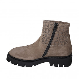 Stivaletto da donna in camoscio taupe con cerniera e motivo geometrico tacco 4 - Misure disponibili: 32, 33, 42, 44, 45 2