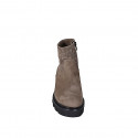 Stivaletto da donna in camoscio taupe con cerniera e motivo geometrico tacco 4 - Misure disponibili: 32, 33, 42, 44, 45