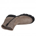 Stivaletto da donna in camoscio taupe con cerniera e motivo geometrico tacco 4 - Misure disponibili: 32, 33, 42, 44, 45