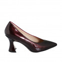 Woman's pointy pump shoe with V-cut in maroon patent leather heel 7 - Available sizes:  32, 35