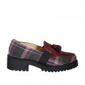 Mocassino da donna con nappine ed elastici in tessuto tartan multicolore e vernice bordeaux tacco 4 - Misure disponibili: 33, 34, 35, 44, 46