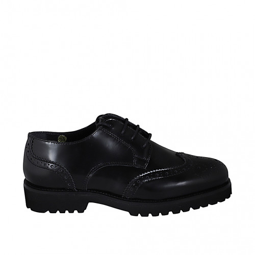 Woman's laced derby shoe in black...