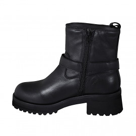 Woman's ankle boot in black... 2