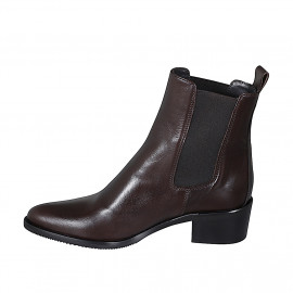 Woman's pointy ankle boot... 2