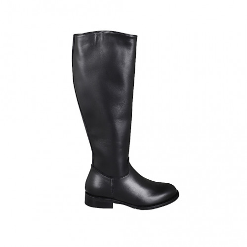 Woman's boot with a clean look and...