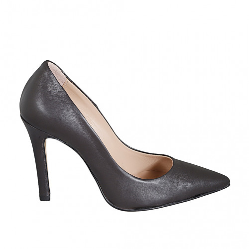 Woman's pointy pump shoe in dark...