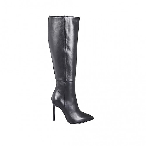 Woman's pointy boot in black leather...